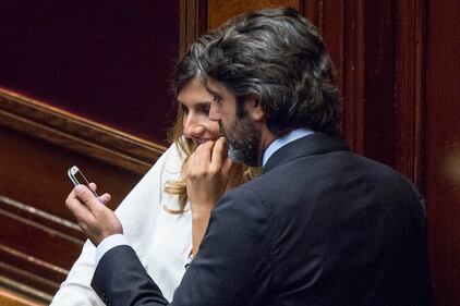 E mentre Alfano parla i deputati pd si divertono 4