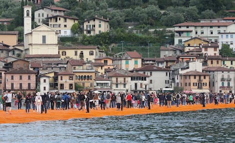 La passerella dorata di Christo che fa camminare sulle acque 2