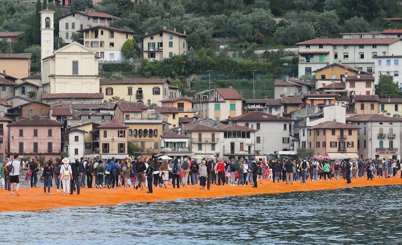 La passerella dorata di Christo che fa camminare sulle acque 2