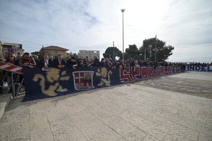 L'ultimo saluto a Gigi Riva: le immagini dei funerali solenni della leggenda del Cagliari e del calcio italiano 6