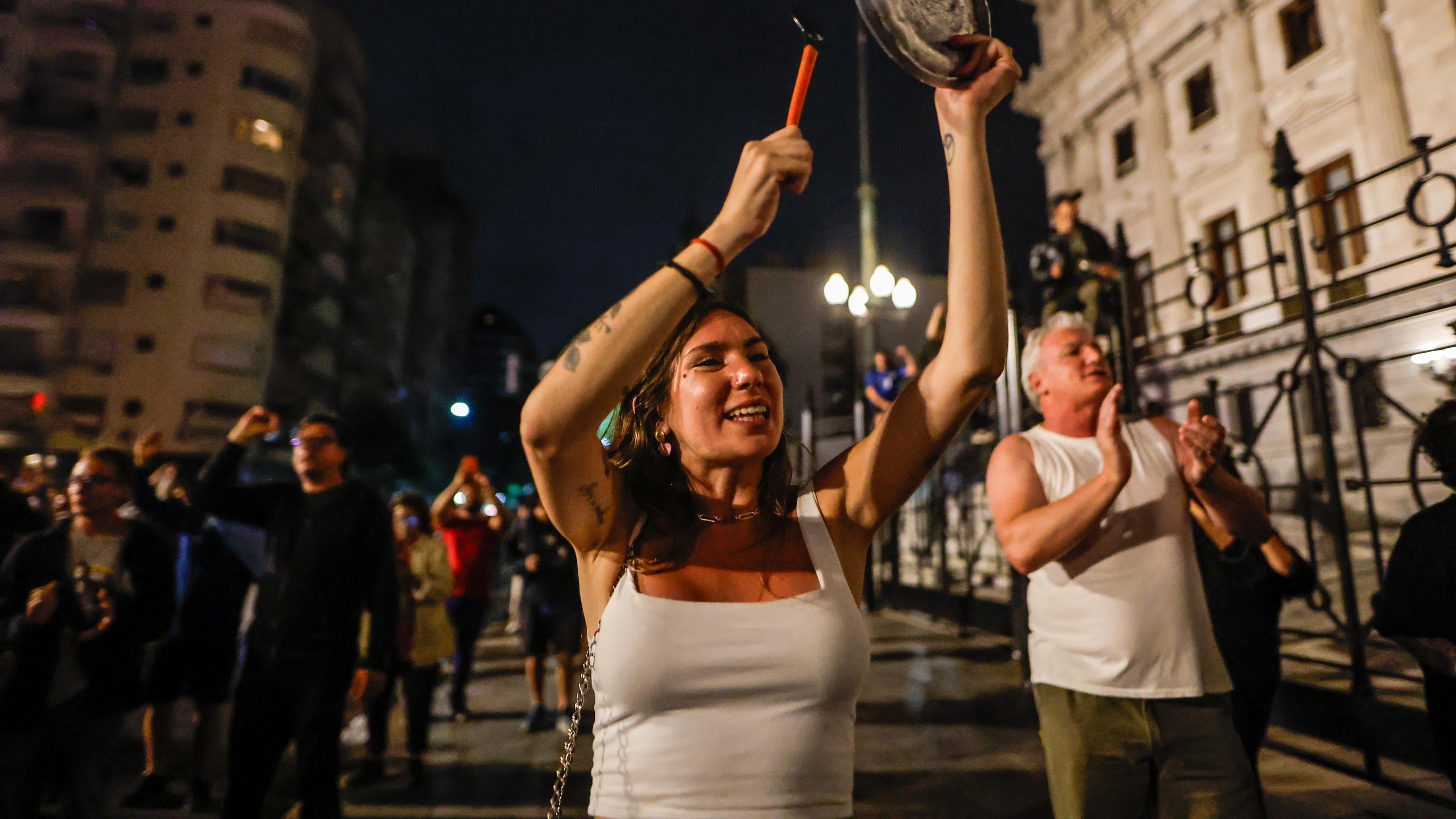 Le padelle contro la motosega: Milei nel mirino delle piazze "rosse"