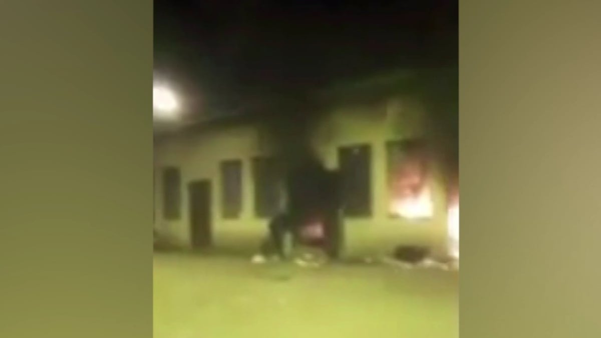 Torino, caos al centro migranti: poliziotti presi a mattonate