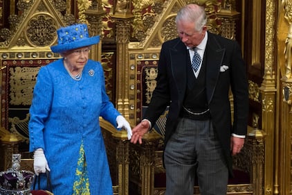 Kate Middleton ed Elisabetta II, stili a confronto 31