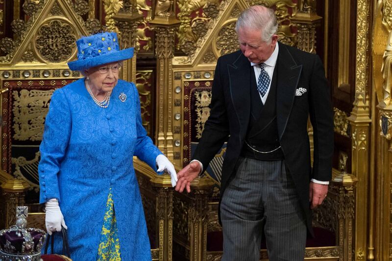 Kate Middleton ed Elisabetta II, stili a confronto 31