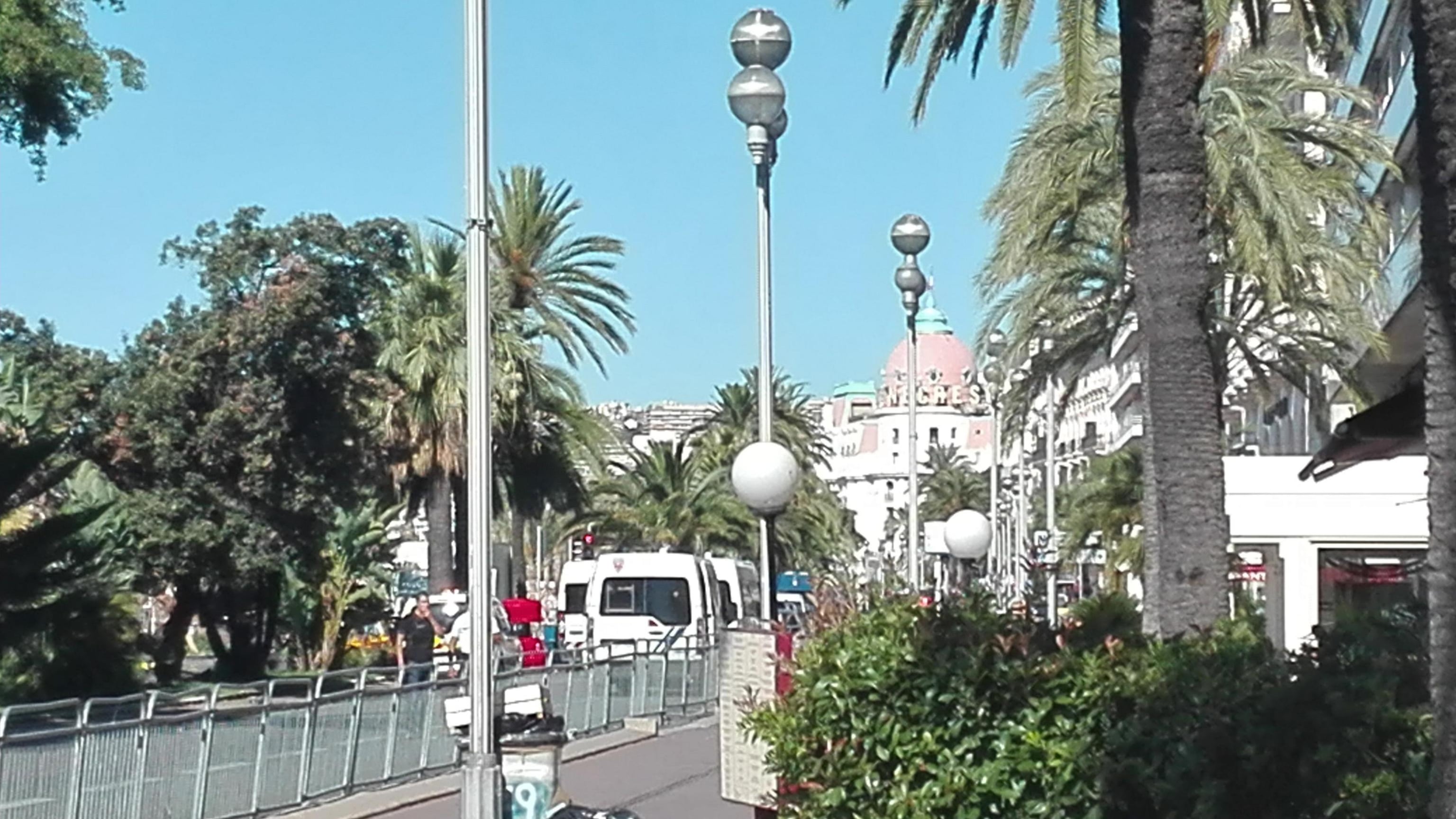 Nizza, dieci anni dopo l'attentato islamista: 86 luci contro l’oblio