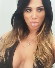 Marika Fruscio, scollatura hot per l'abito floreale 3