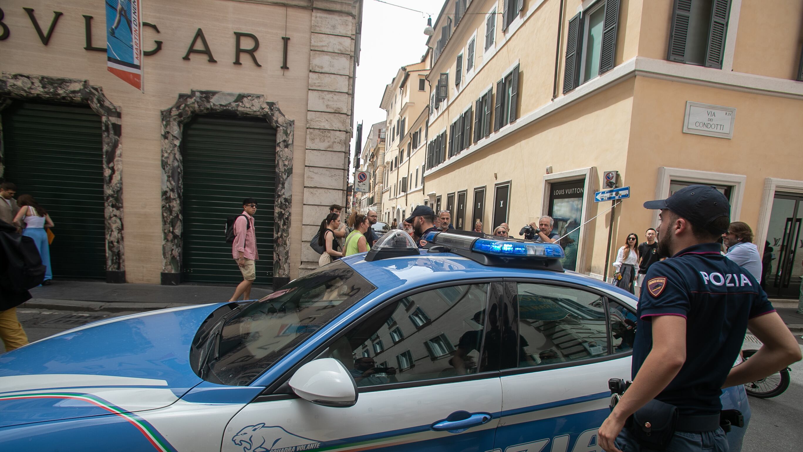 Bulgari, colpo da 500mila euro. In tre da un buco nella parete