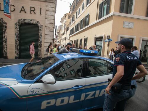 Bulgari, colpo da 500mila euro. In tre da un buco nella parete