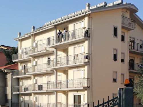 Fiuggi, quaranta migranti distruggono un albergo