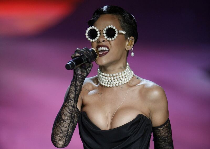 Rihanna, il seno esplode su Instagram. Ma è il profilo di un'amica 15
