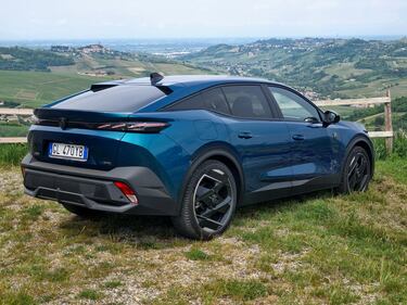 Peugeot 408, le foto del crossover “tuttofare” 12