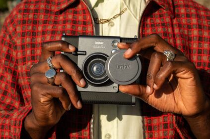 Fujifilm lancia Instax Wide Evo 18