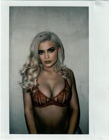 Kylie Jenner sexy in piscina 14