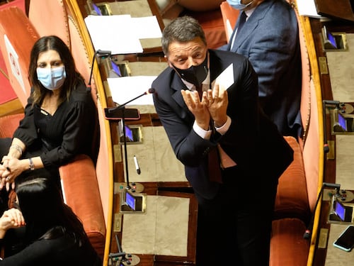 L'azzardo di Renzi: non temo le urne. Ma i suoi lanciano segnali di pace