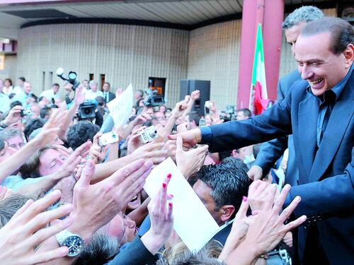 Berlusconi impone la tregua ma chiama i suoi alla piazza