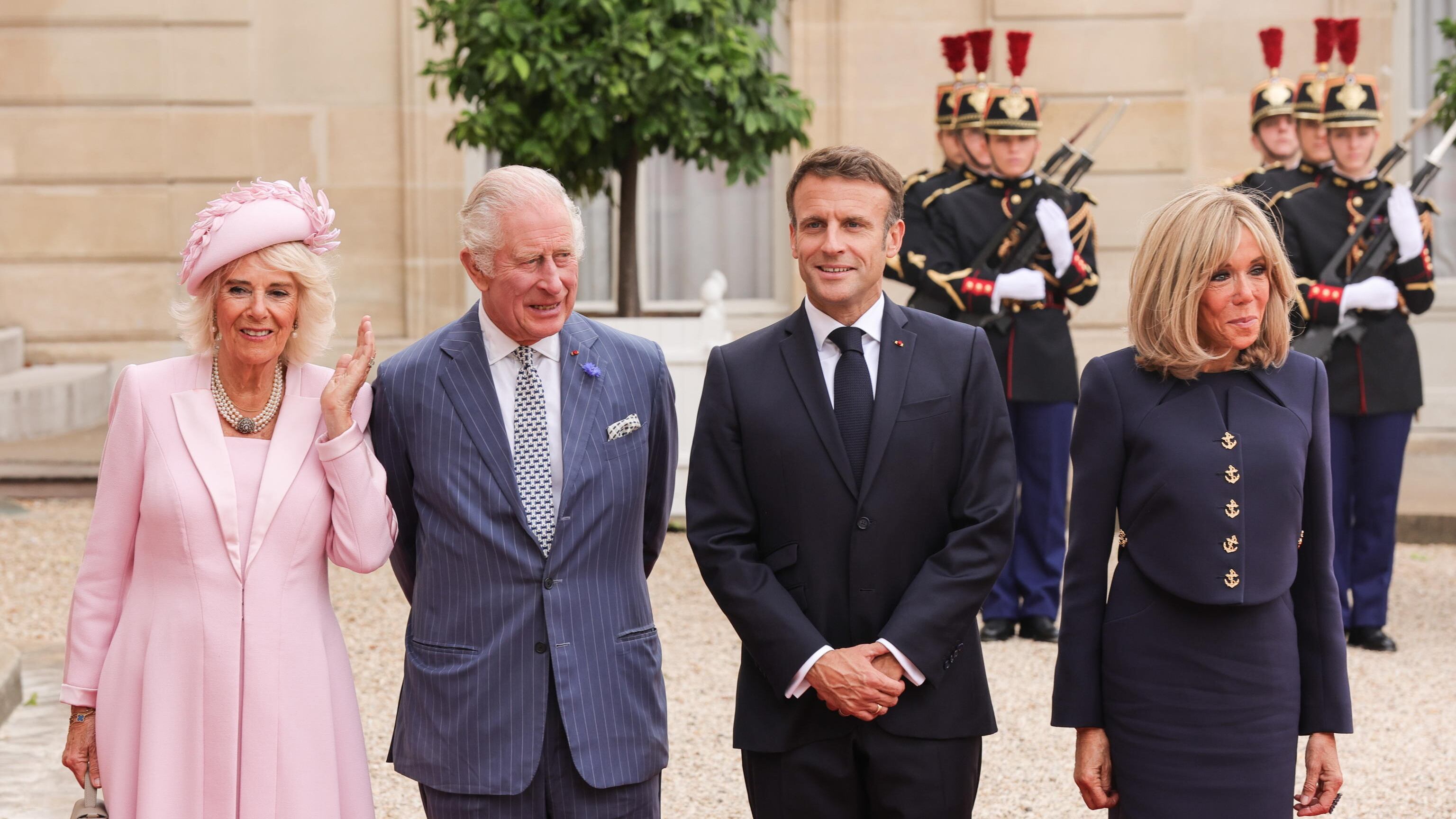 Carlo e Camilla in Francia: Macron e Brigitte infrangono il protocollo