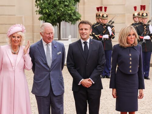 Carlo e Camilla in Francia: Macron e Brigitte infrangono il protocollo