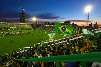 Chapecoense, il tributo alle vittime allo stadio di Medellin 11