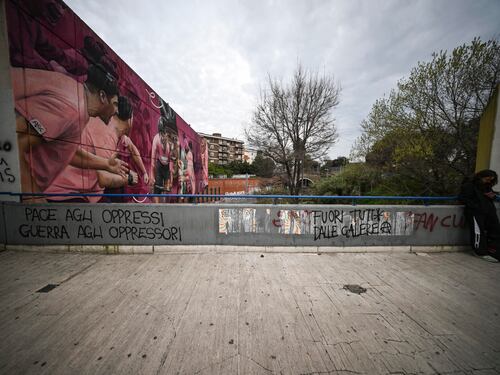 “La nostra vendetta sarà terribile”. Le scritte choc degli anarchici contro le forze di polizia