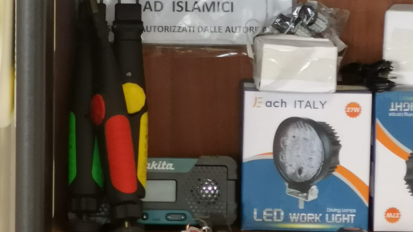 "Non si noleggiano mezzi agli islamici": bufera a Massa Carrara