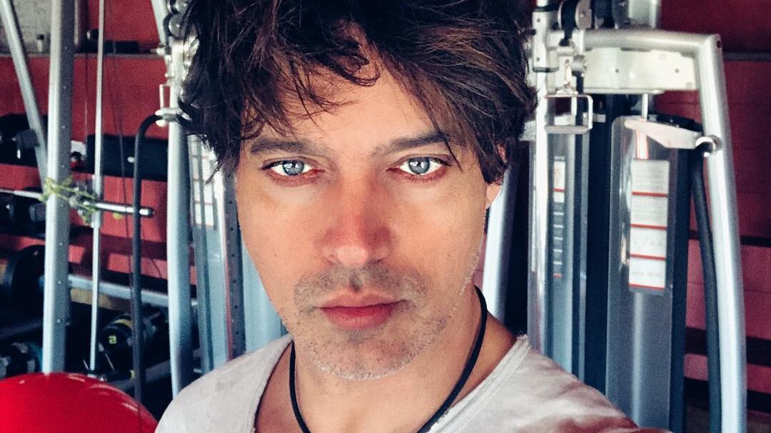 "Gabriel Garko bellissima lesbica". Gli haters si sbizzarriscono sui social