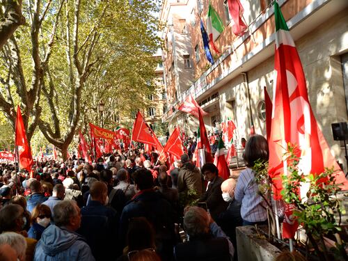 Sangue e devastazione alla Cgil. E Berlusconi chiama Landini
