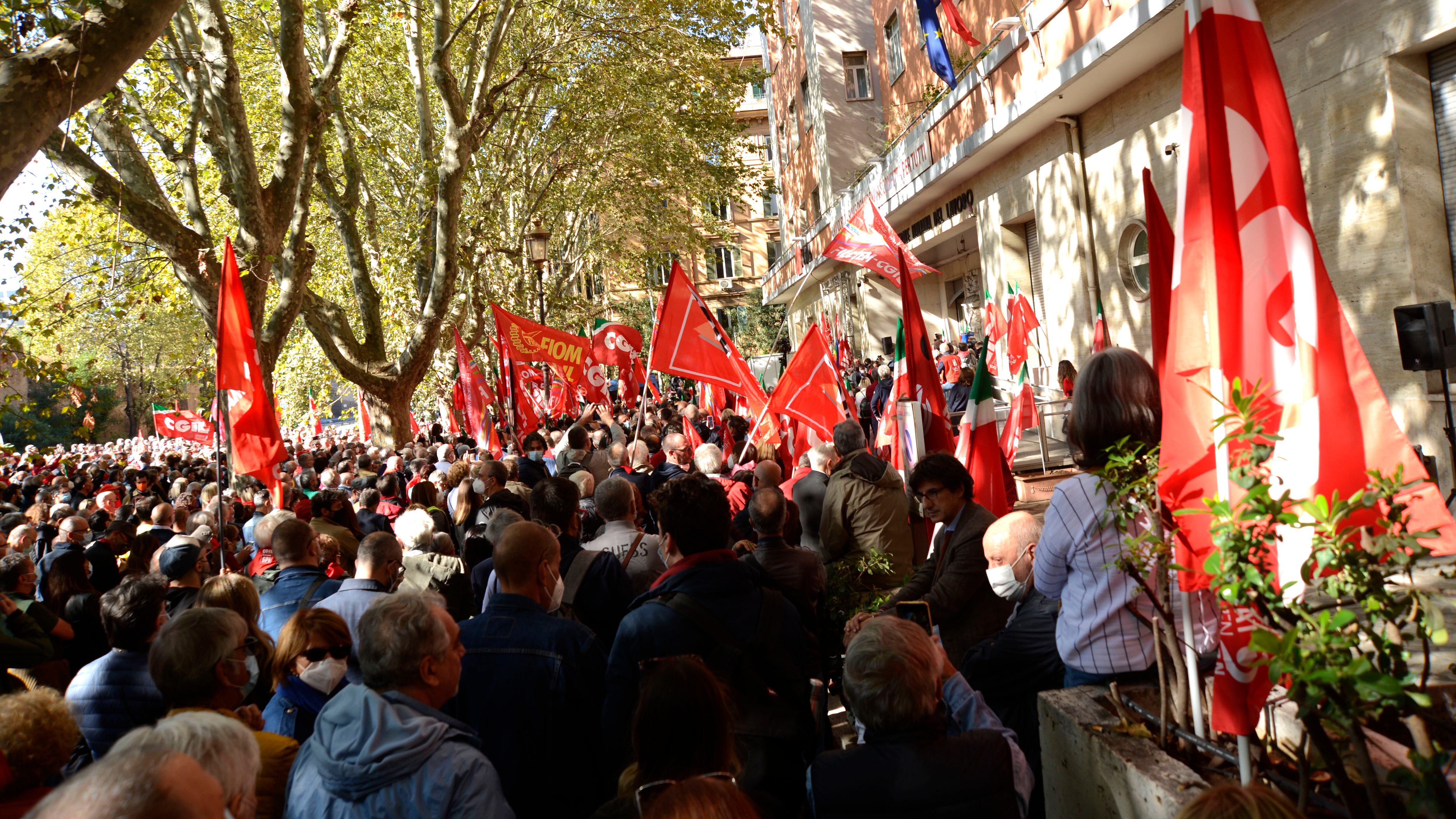 Sangue e devastazione alla Cgil. E Berlusconi chiama Landini