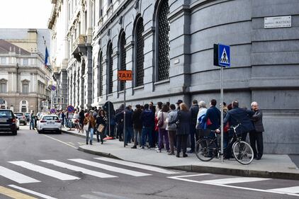Milano: coda alla Galleria d'Arte in piazza della Scala  1