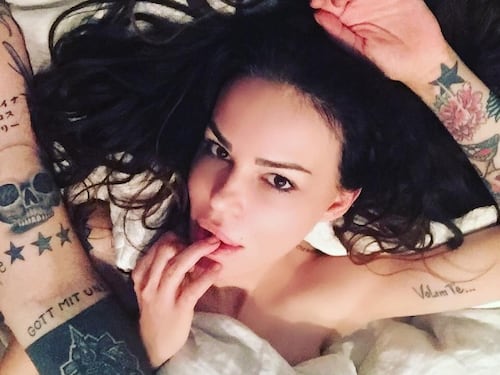 Scambio di insulti tra Nina Moric e un utente di Facebook