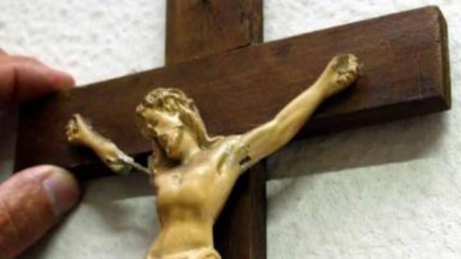 Trieste, sanzionato il prof che tolse il crocifisso dall'aula
