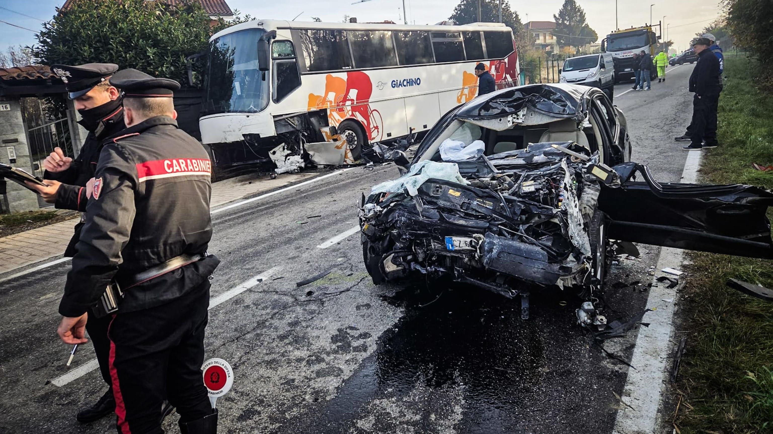 Scontro frontale tra bus e auto. Morto l'automobilista, feriti 20 ragazzi