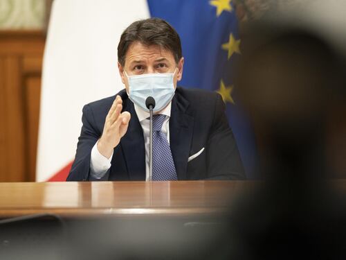 Mollato da tutti, il Conte bis finisce qui. Ora rischia di sparire anche se si dimette