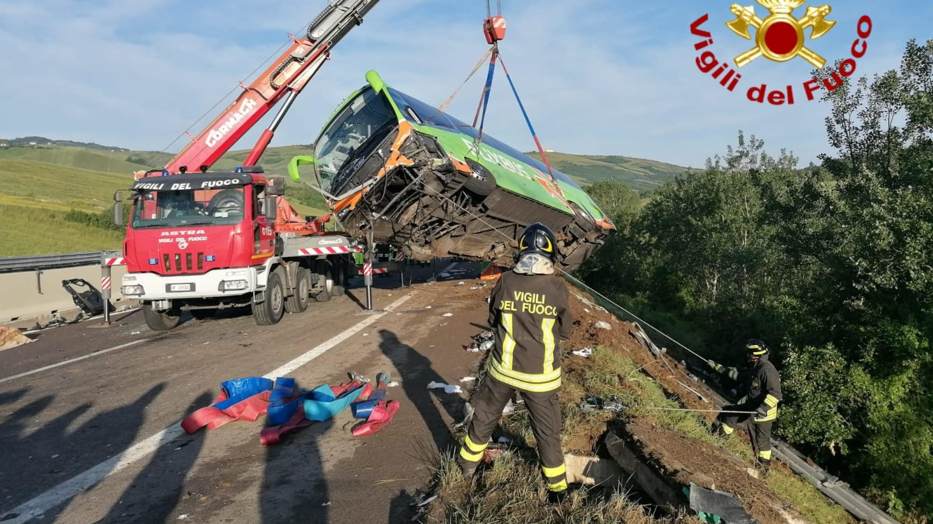 Tragedia in A16, autobus travolge 5 auto e finisce in una scarpata: un morto