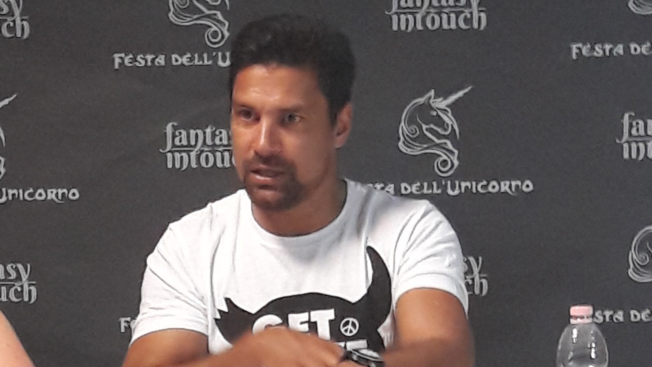 Manu Bennett risponde alle accuse per nudismo
