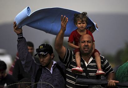 Macedonia, duri scontri polizia-migranti 12