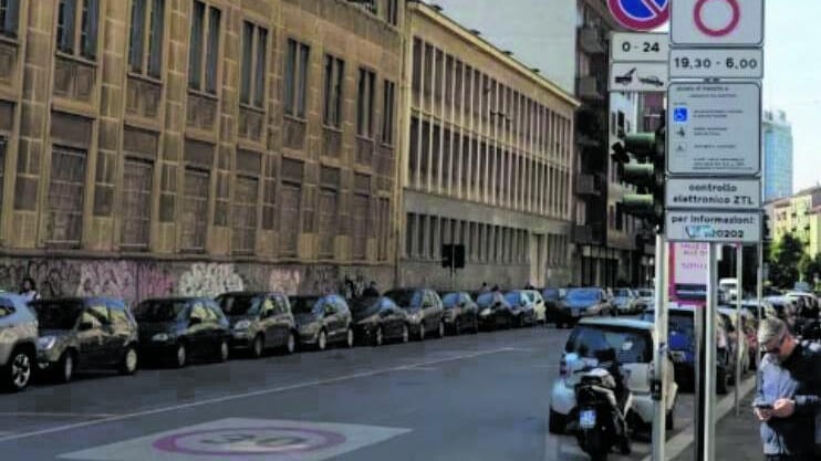 Ztl Isola, il Comune sbaglia i cartelli sull’accesso alle moto