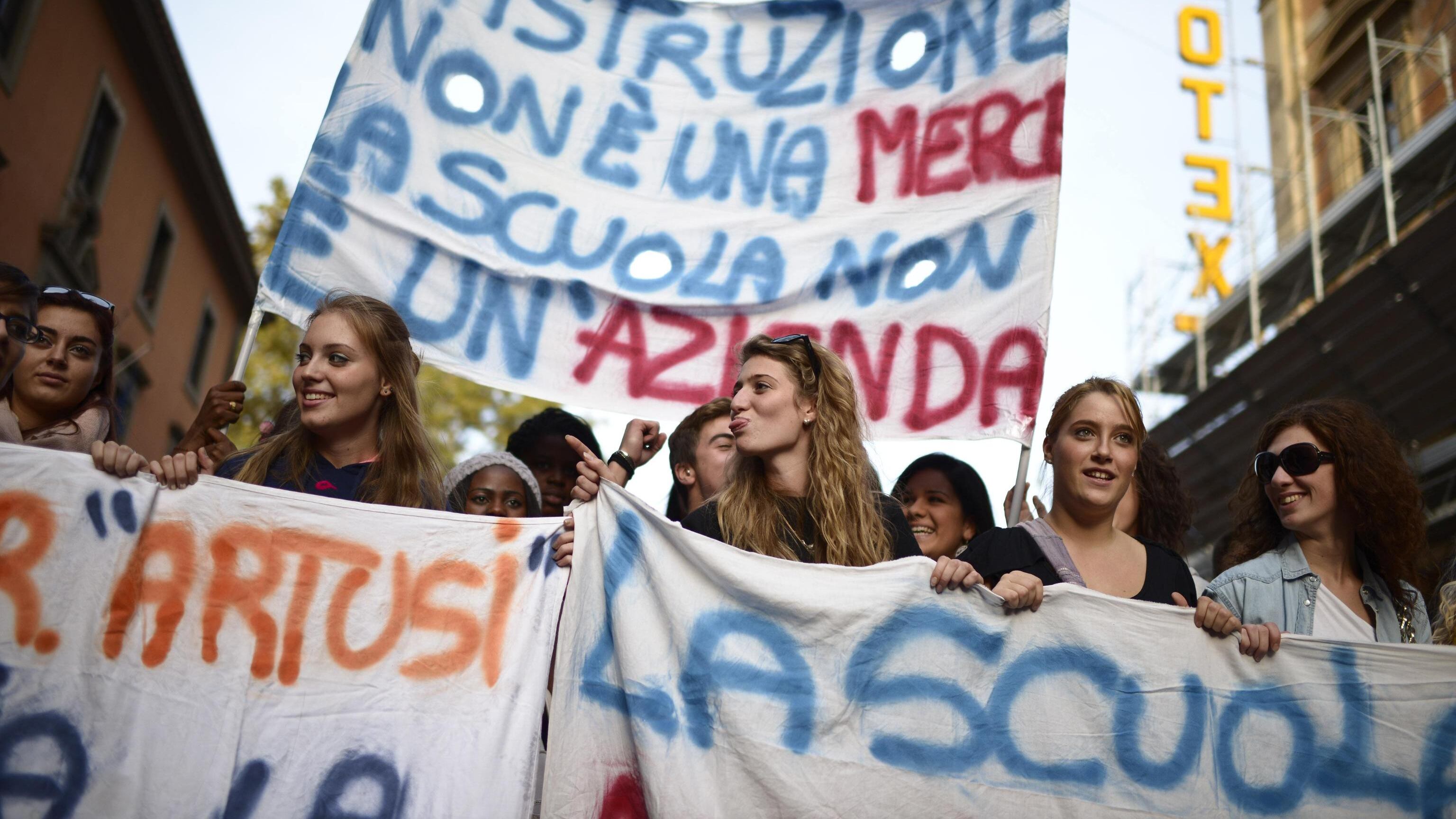 Scuola, studenti in piazza contro i tagli del governo