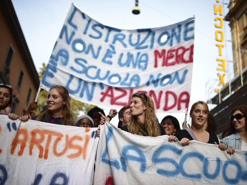 Scuola, studenti in piazza contro i tagli del governo