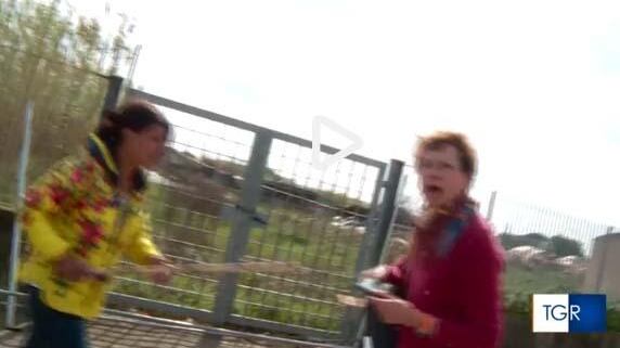Giornaliste aggredite da rom durante servizio su discarica abusiva