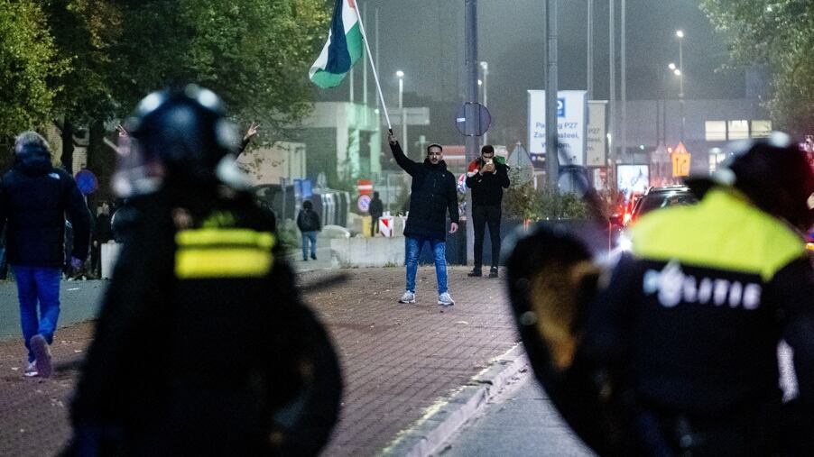 "Circondato e aggredito". Violenza pro Pal sull'inviato del Tg1