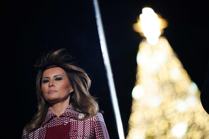 Trump accende albero di Natale alla Casa Bianca insieme a Melania 1