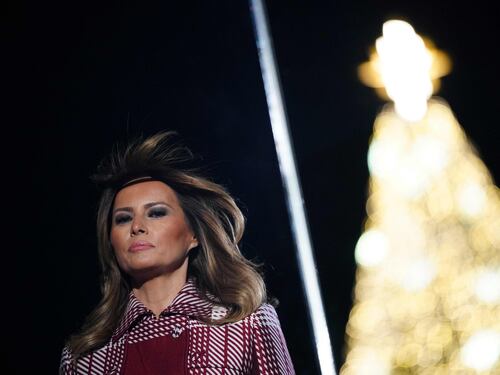 Trump accende albero di Natale alla Casa Bianca insieme a Melania
