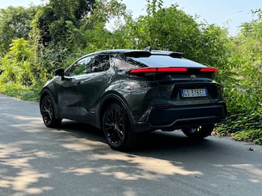 Toyota C-HR 2024: guarda la gallery del nuovo crossover full-hybrid 4