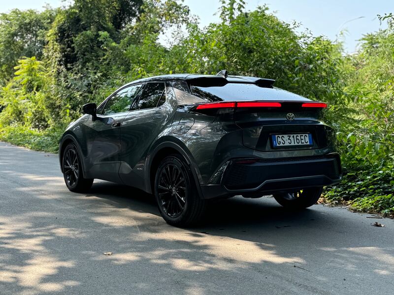 Toyota C-HR 2024: guarda la gallery del nuovo crossover full-hybrid 4