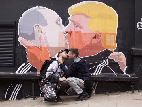 Spopola il writer che sbeffeggia Putin e Trump