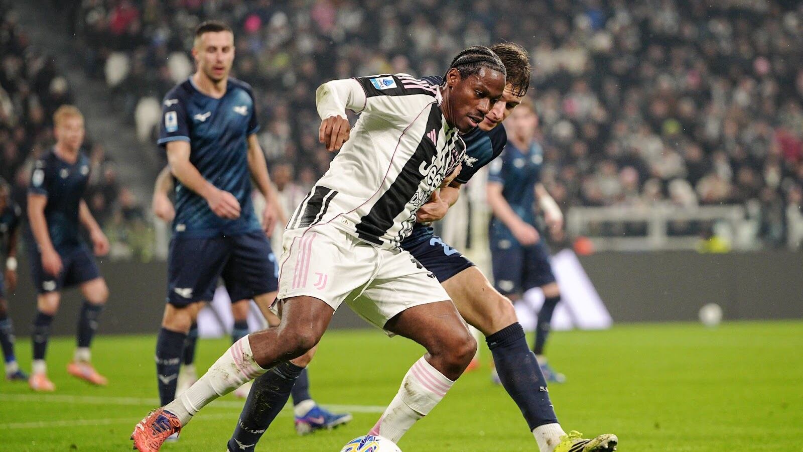 La Lazio sfiora l’impresa allo Stadium: Kalulu salva la Juve all’ultimo respiro