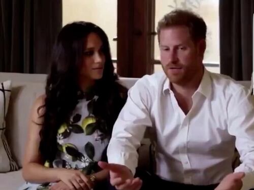 Meghan Markle fa l'attivista con un abito da 3mila euro