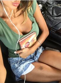 Cristina Buccino, la scollatura è hot 11