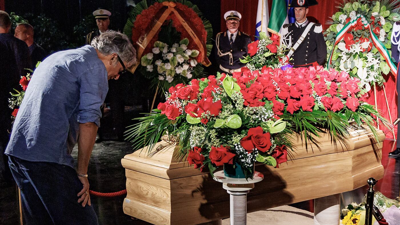 "Una statua di Pippo al posto del cavallo Rai". L'idea di Fiorello per Baudo