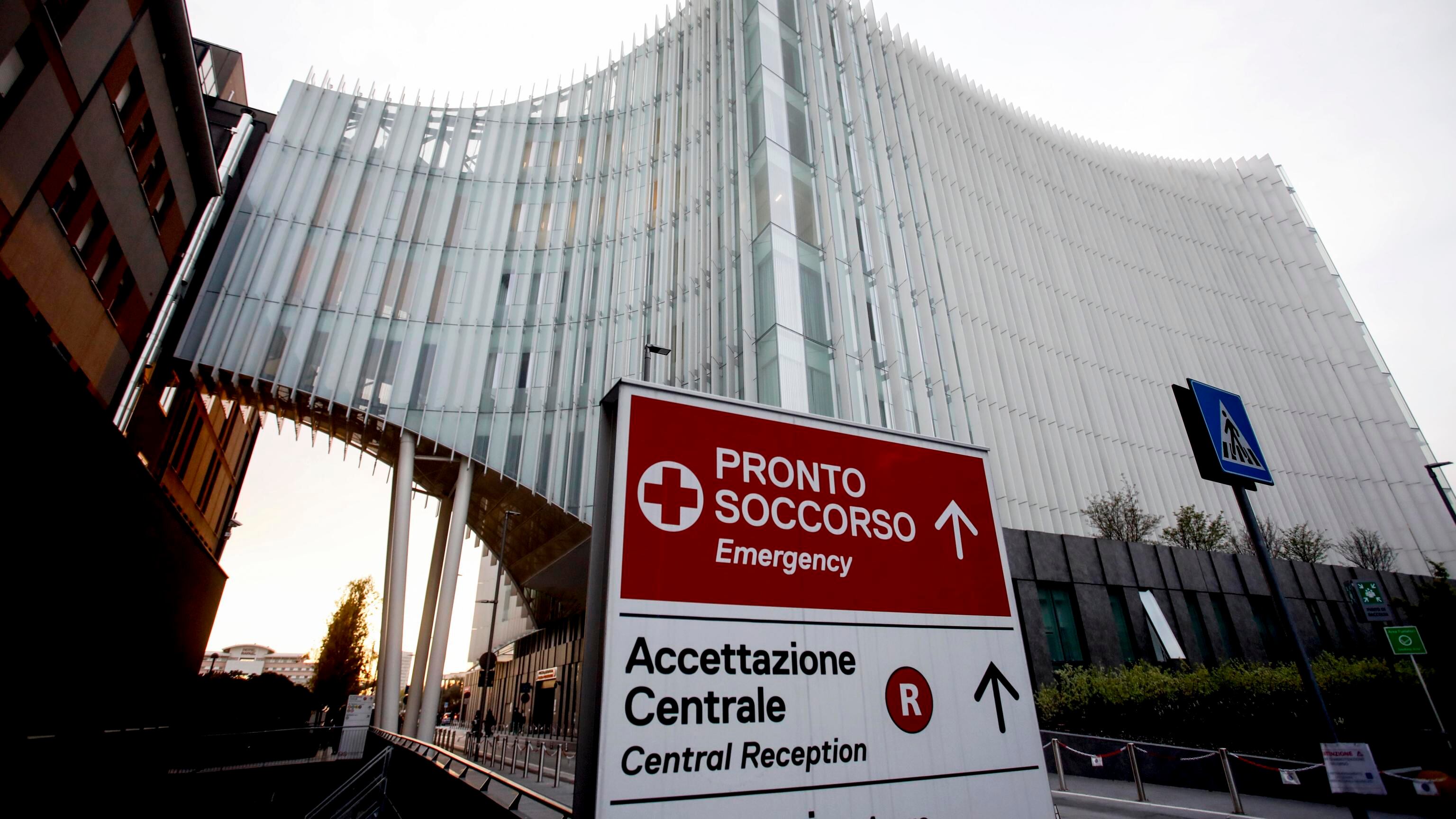 "Risponde alle cure". Berlusconi in degenza ordinaria: il bollettino